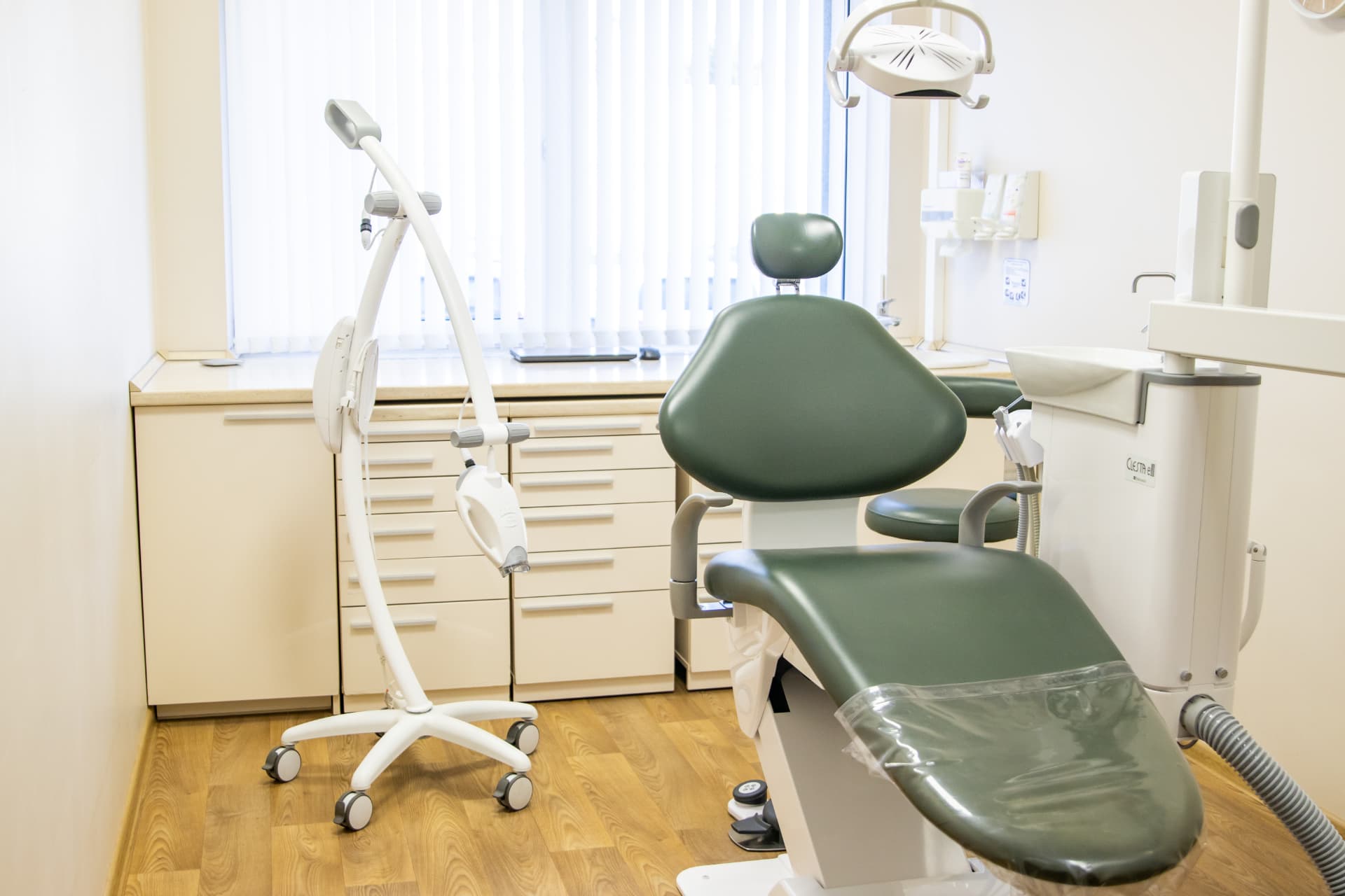 Gydymo kabinetas su šiuolaikine dantų gydymo įranga