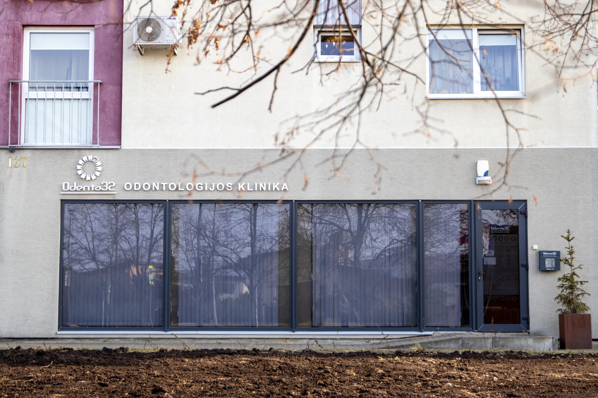 Odenta 32 klinika su užrašu prie sienos, Baltų pr. 137, Kaunas